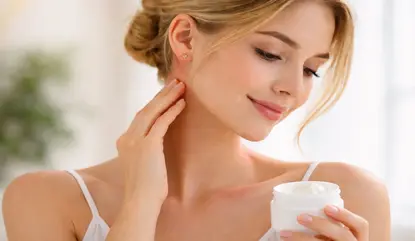 Mujer aplicando crema hidratante para prevenir alergia cutánea al níquel